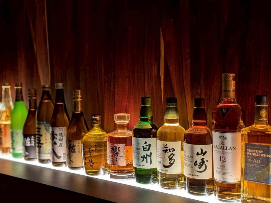 SNACK CLANのボトル棚。山崎、白州、響、マッカランなどのウイスキーと焼酎